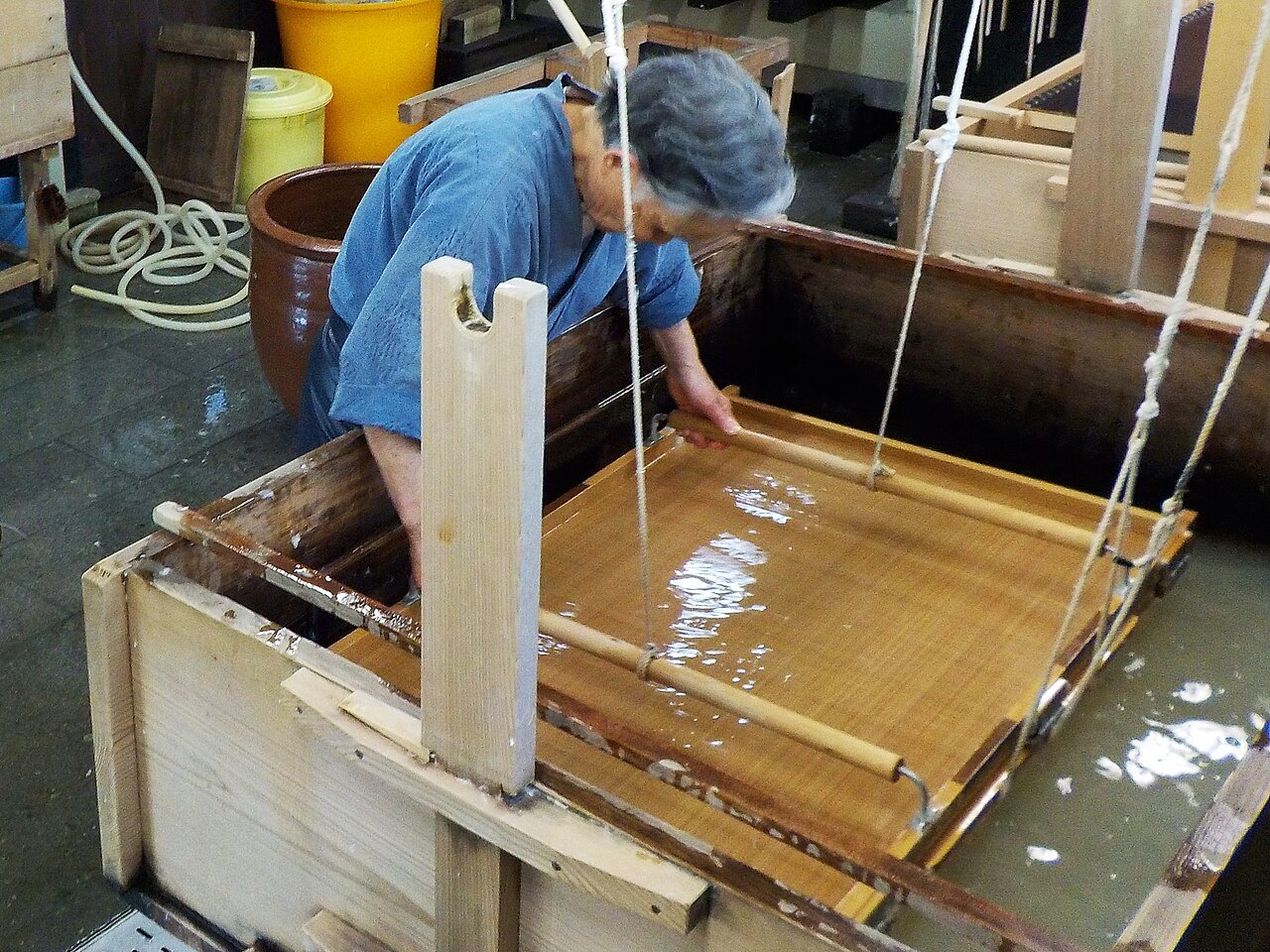 越前市の卯立の工芸館で行われる紙漉き作業