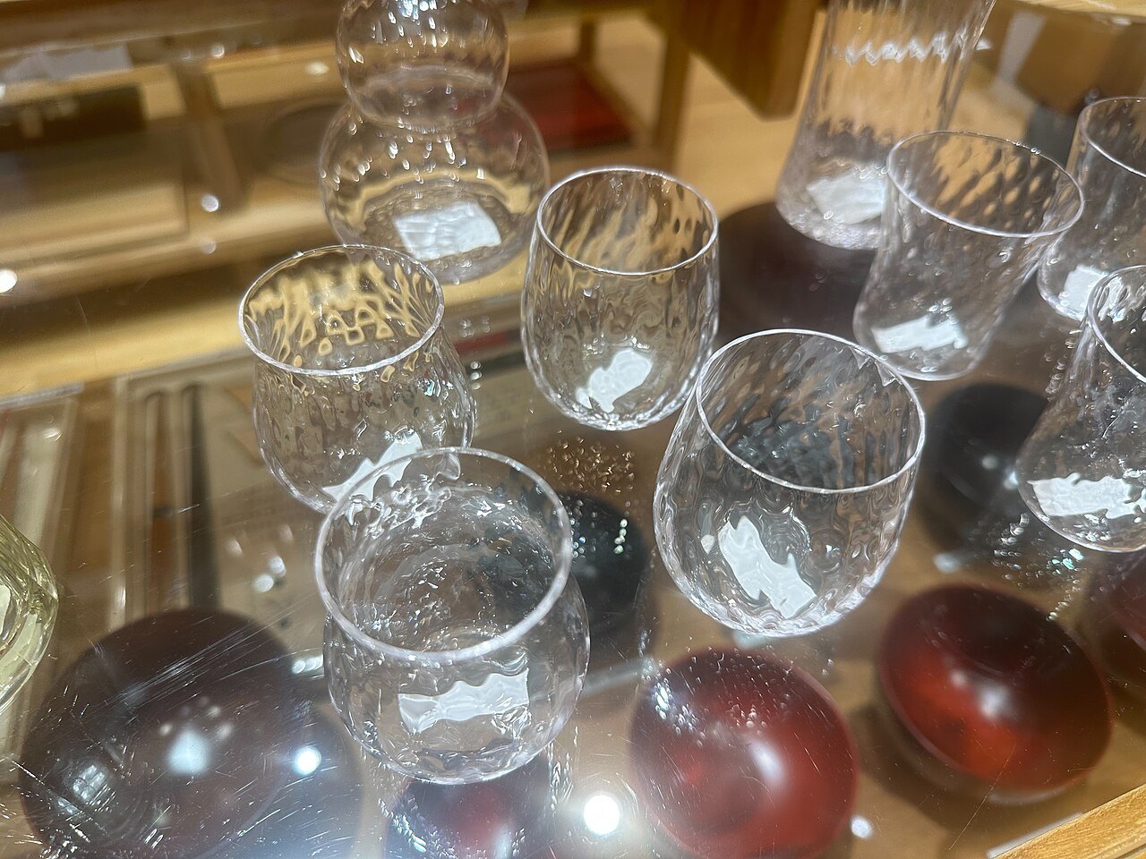 細かな模様が刻まれた透明な江戸切子のグラス