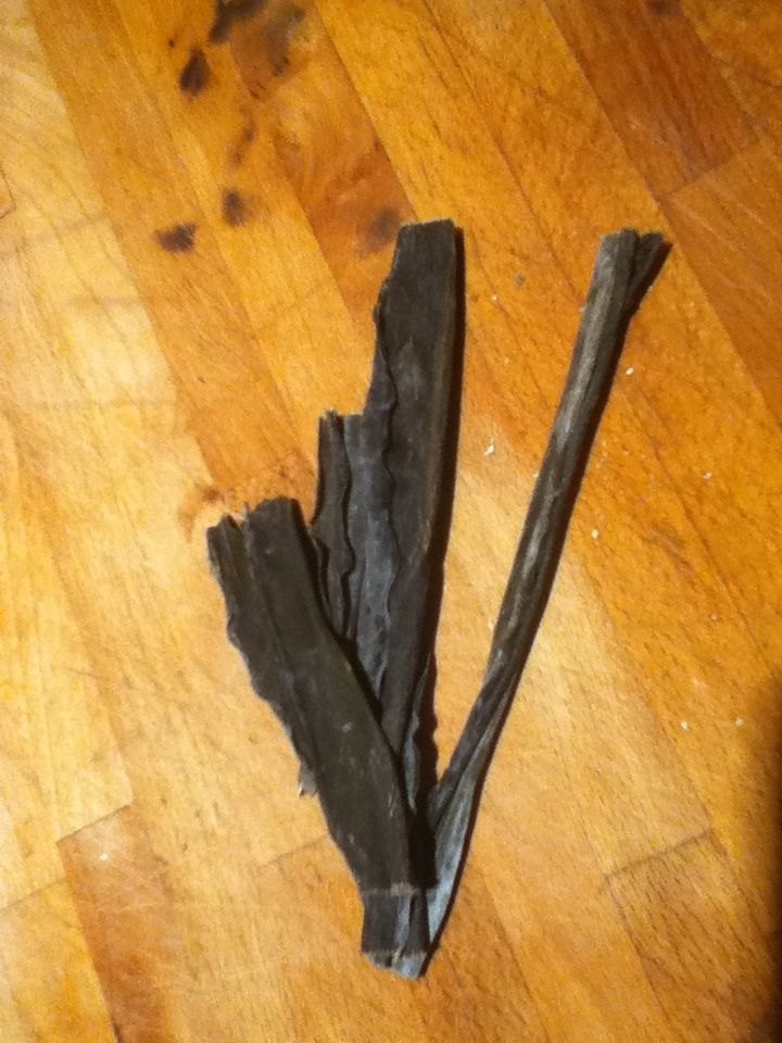 木の板に置かれた乾燥昆布の参考写真