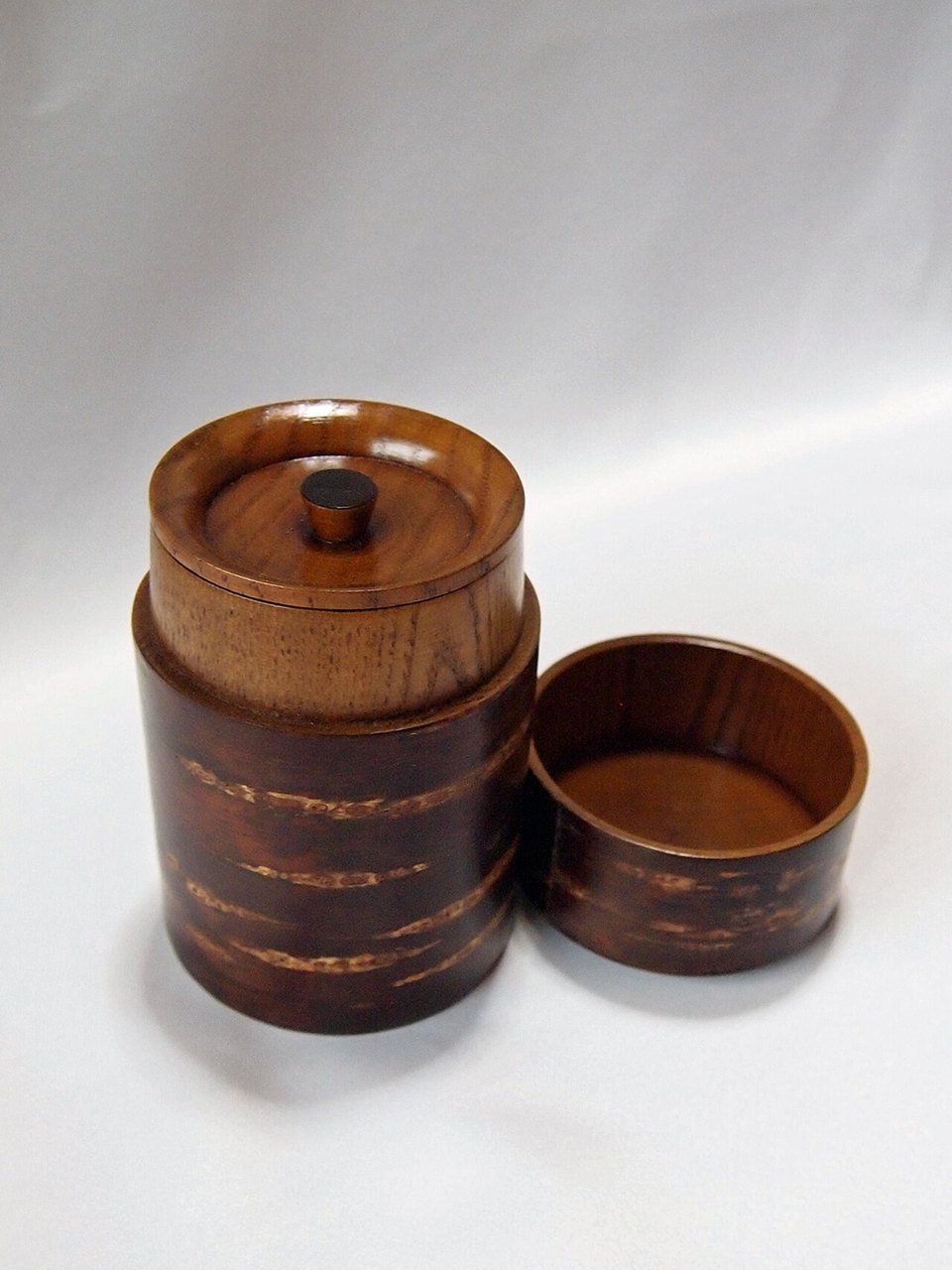 桜の樹皮を使った樺細工の茶筒