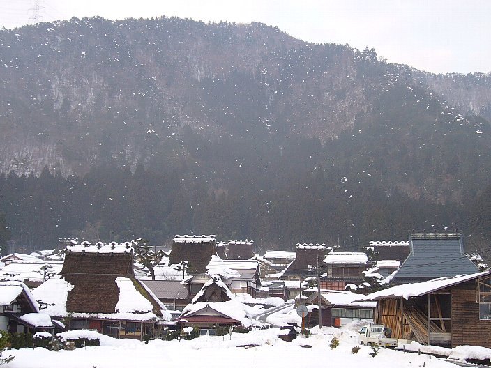 雪に覆われた美山町北の茅葺き屋根の家並み