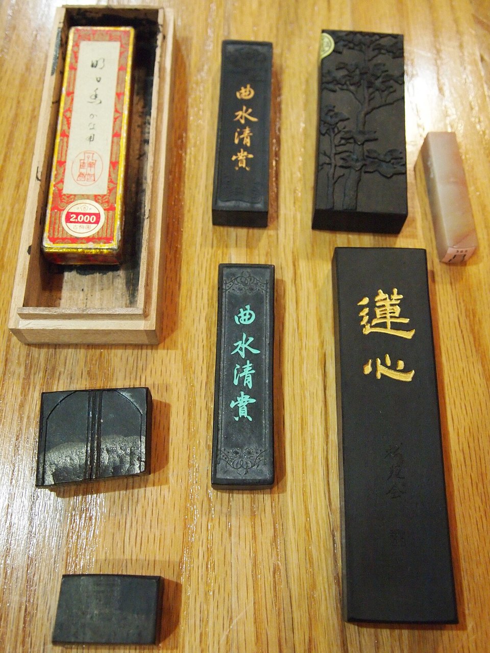 形や銘の異なる書道用の固形墨