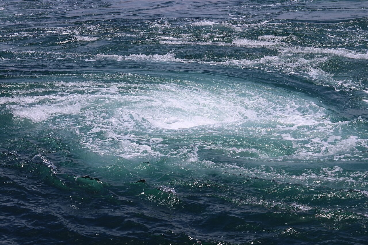 鳴門海峡の水面に現れた渦潮