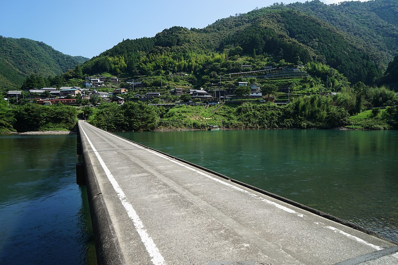 欄干のない岩間沈下橋が四万十川を渡る景色