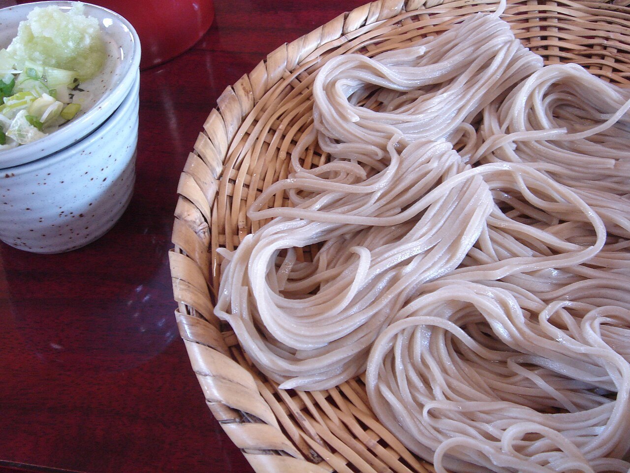 戸隠で撮影されたざるに盛られたそば