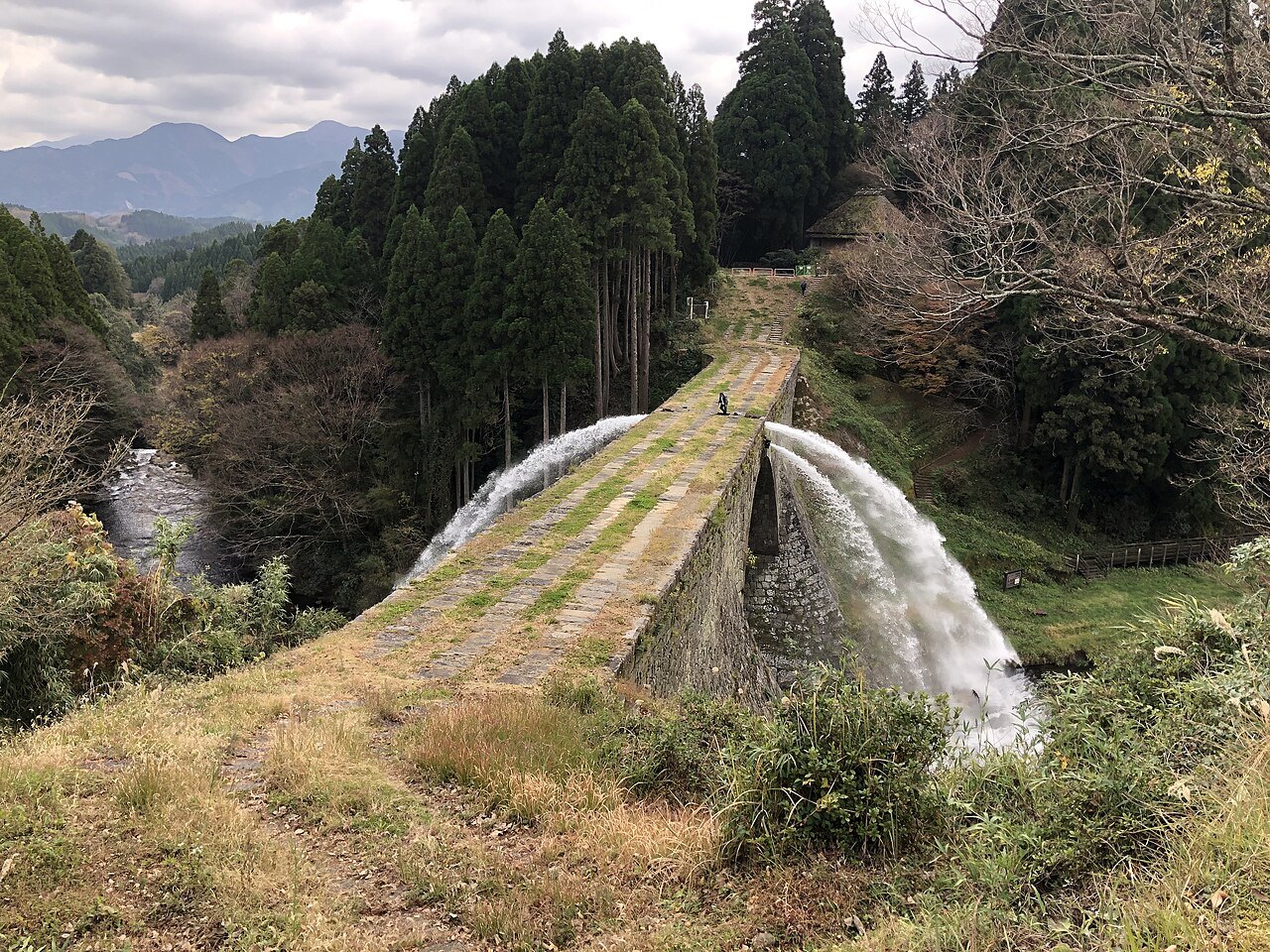 左右に放水する通潤橋を上流側から見た景色